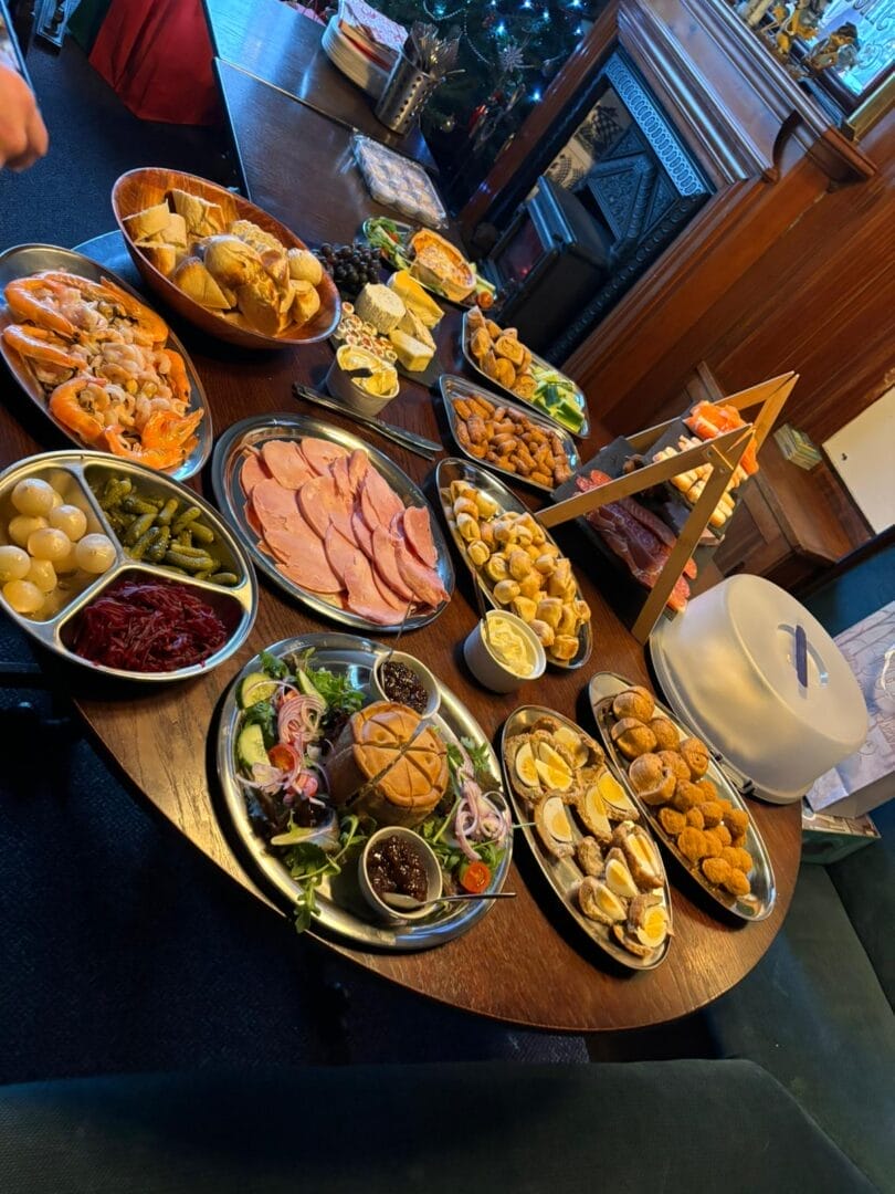 Pubs With Food In Hampshire - Book Your Buffets At The Ship & Castle !