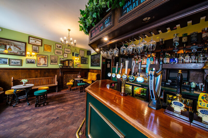 Best Freehouses In Salisbury - Stop By Deacons For A Drink !