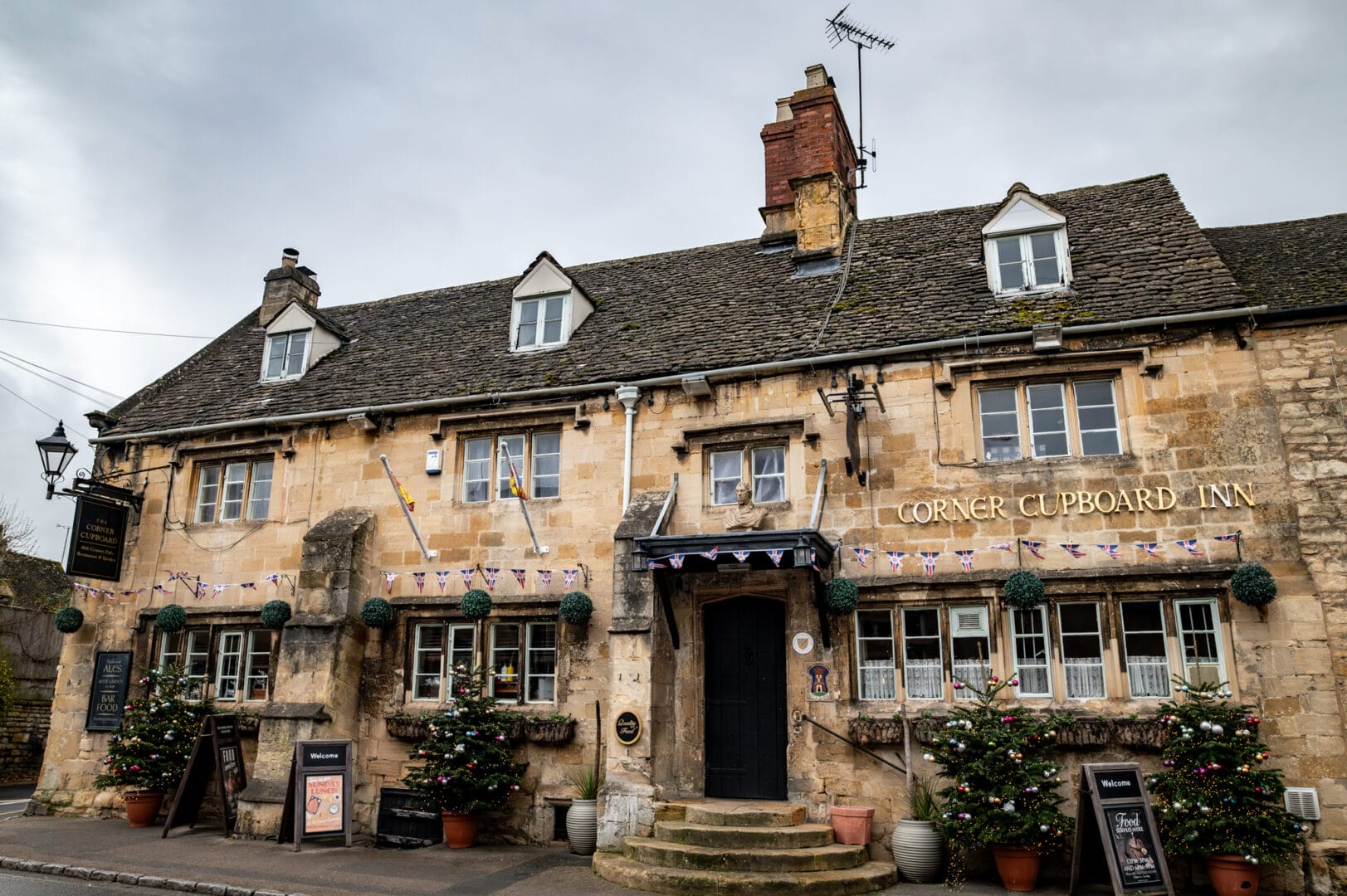 The_Corner_Cupboard_Winchcombe_18_12_23-23